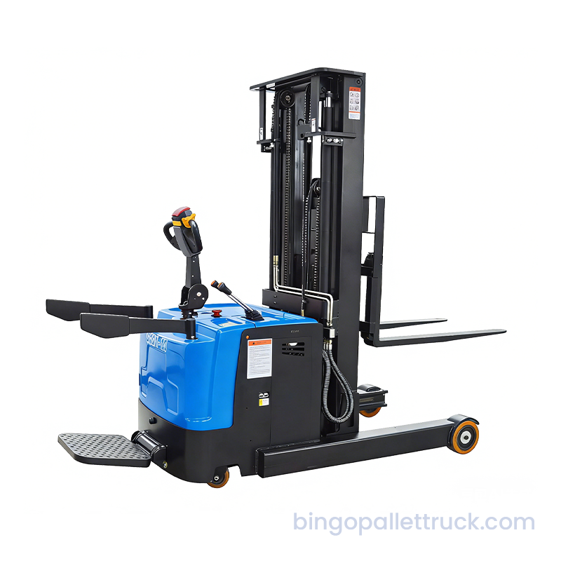 2000 kg EPS-Elektro-Stand-on-Reach-Stacker für die Schwerlastlagerung in schmalen Gängen